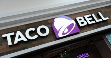 the outside facade of a Taco Bell restaurant