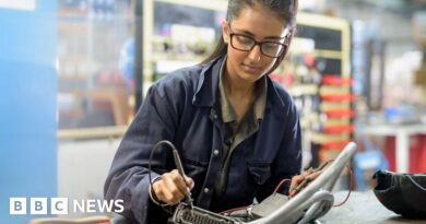 UK jobs market cools as vacancies fall