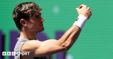 Jack Draper flex his bicep during US Open practice