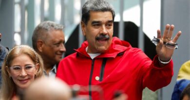 Venezuela's President Nicolas Maduro waves outside a polling station after voting in Venezuela's mayoral and council elections, in Caracas, Venezuela, July 27, 2025. REUTERS/Leonardo Fernandez Viloria