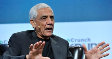 Vinod Khosla says young people should plan their careers for flexibility instead of one profession