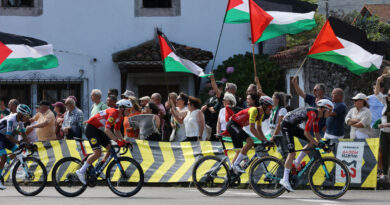 Cycling-Spain's PM praises pro-Palestinian protesters as Vuelta race nears end