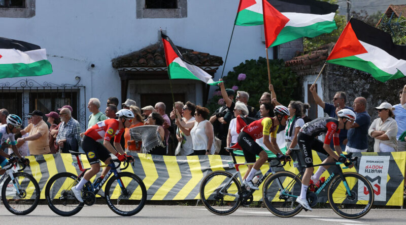 Cycling-Spain's PM praises pro-Palestinian protesters as Vuelta race nears end