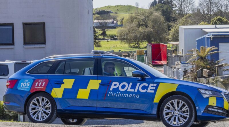 Fugitive New Zealand father Tom Phillips killed by police, authorities say
