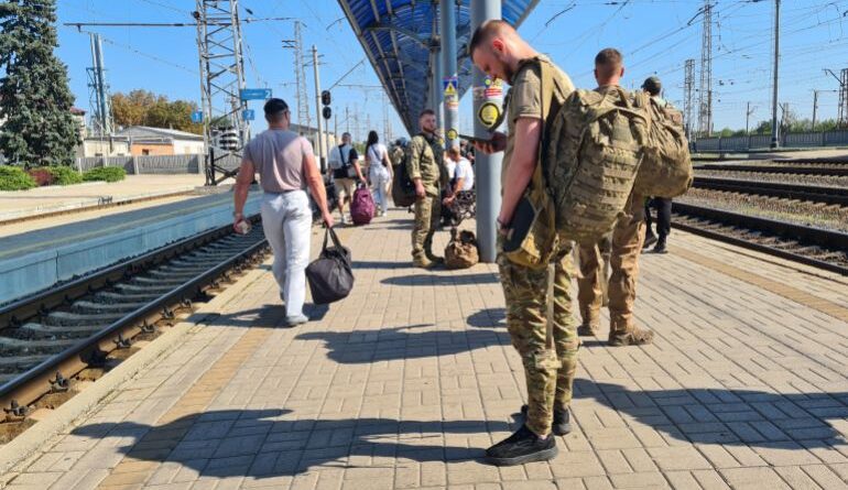 Ukrainian servicemen at a railroad station in Slovyansk-1758116586