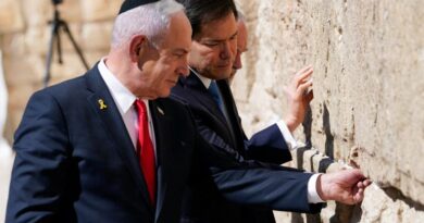 U.S. Secretary of State Marco Rubio and Israeli Prime Minister Benjamin Netanyahu visit the Western Wall, Judaism's holiest prayer site, in Jerusalem's Old City, September 14, 2025. REUTERS/Nathan Howard/Pool