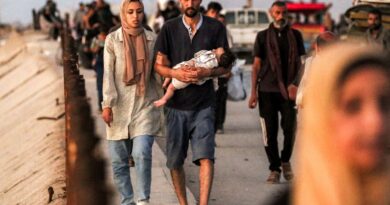 Palestinians flee Gaza City under Israeli bombardment