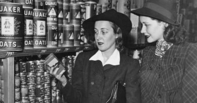 Photos show how much grocery shopping has changed since the first supermarkets opened a century ago