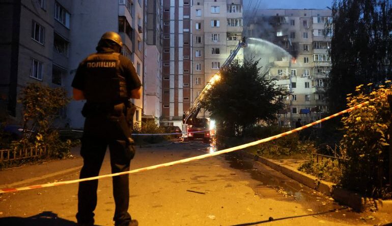 A police officer stands near the site of an apartment building damaged during a Russian drone strike, amid Russia’s attack on Ukraine, in Kyiv, Ukraine September 7, 2025. REUTERS/Thomas Peter