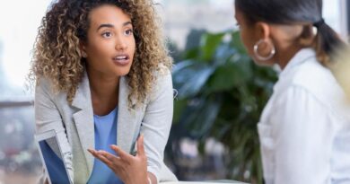 Savvy Therapists Are Starting To Provide Therapy For Those Contending With AI Psychosis But Not Everyone Is Convinced