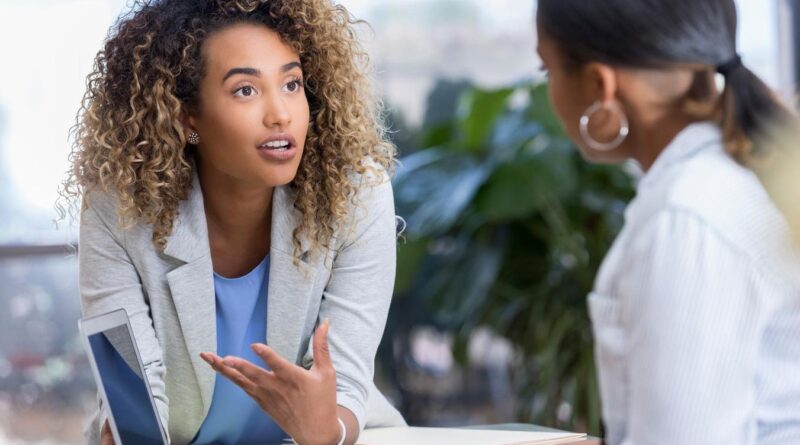 Savvy Therapists Are Starting To Provide Therapy For Those Contending With AI Psychosis But Not Everyone Is Convinced