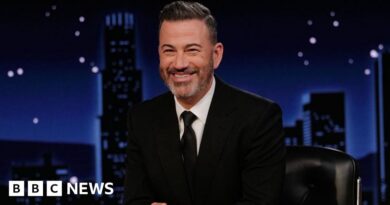 Trump says TV networks 'against' him should 'maybe' lose licence after Kimmel suspension