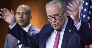 Trump to meet with top congressional leaders Monday ahead of government shutdown deadline at midnight on Wednesday | Fortune