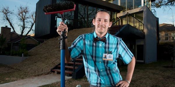 An entrepreneur who leveraged books to build a 6-figure window cleaning business shares the hack that pushes him to finish a book a month