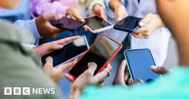 Apple and Samsung users in UK may be due share of £480m payout