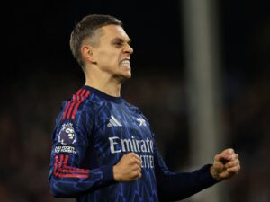 Arsenal beat Fulham to top Premier League after Man City down Everton