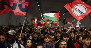Pro-Palestinian demonstrators take part in a protest to condemn the interception of the vessels of the Global Sumud Flotilla, in Rome, Italy, October 1, 2025 REUTERS/Yara Nardi