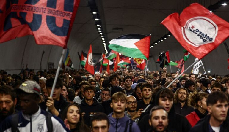 Pro-Palestinian demonstrators take part in a protest to condemn the interception of the vessels of the Global Sumud Flotilla, in Rome, Italy, October 1, 2025 REUTERS/Yara Nardi