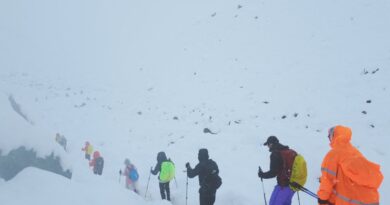 More than 350 trekkers escape blizzard-hit Everest, hundreds still stranded