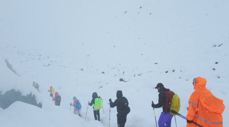 More than 350 trekkers escape blizzard-hit Everest, hundreds still stranded