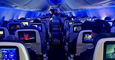 United throws shade at rivals Delta and American
