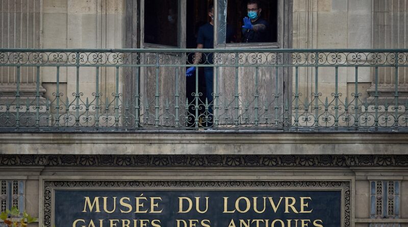 Where might the stolen Louvre jewels end up; will the robbers be caught?