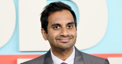 Why Aziz Ansari doesn't use a smartphone or email