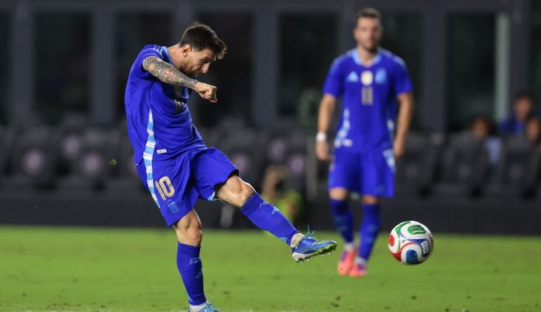Lionel Messi in action.
