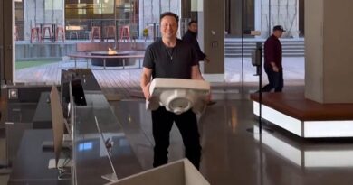 Elon Musk comes clean about the sink in his viral Twitter takeover pic