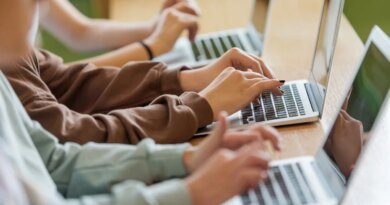 Amazon hopes to jump start its AI coding tool Kiro by giving it away to startups | TechCrunch