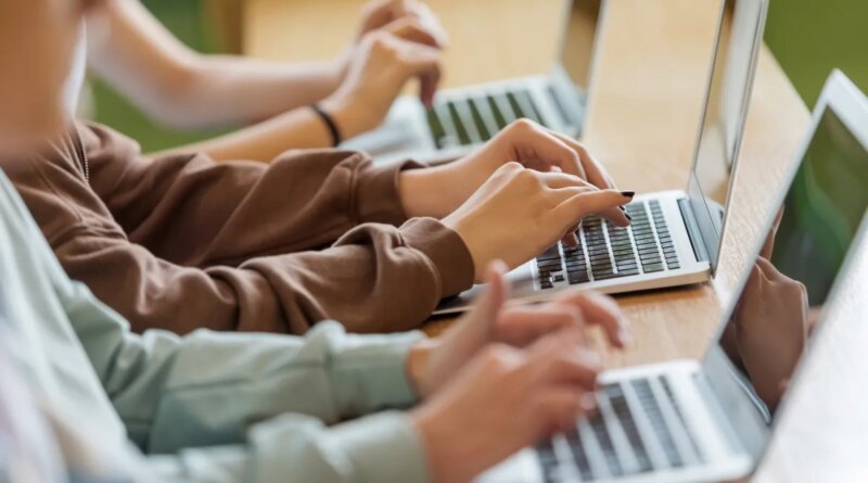 Amazon hopes to jump start its AI coding tool Kiro by giving it away to startups | TechCrunch