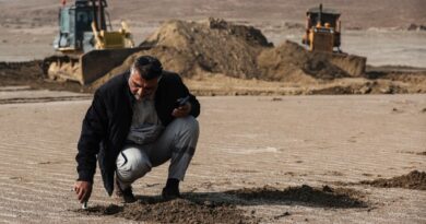 Iraqis cover soil with clay to curb sandstorms