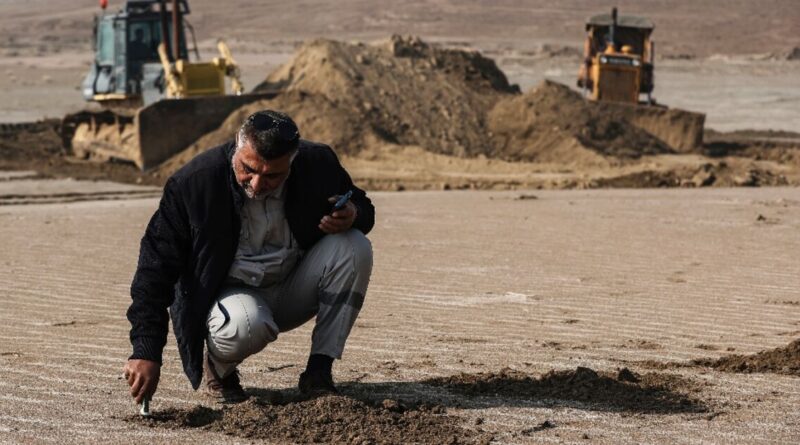 Iraqis cover soil with clay to curb sandstorms