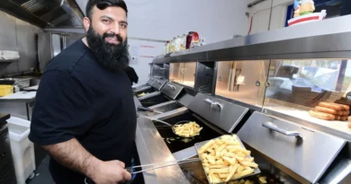 Muslim Chip Shop Owner Serves Free Christmas Meals in Liverpool