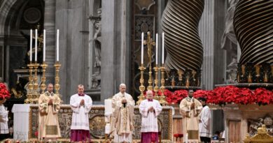 Pope urges Russia, Ukraine dialogue in Christmas blessing