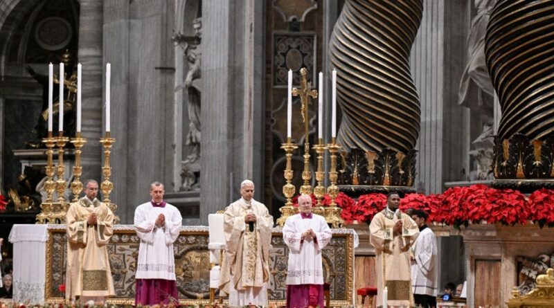 Pope urges Russia, Ukraine dialogue in Christmas blessing