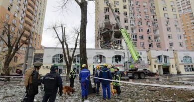 Russia launches air attack on Kyiv as Zelenskyy prepares for crucial Trump meeting