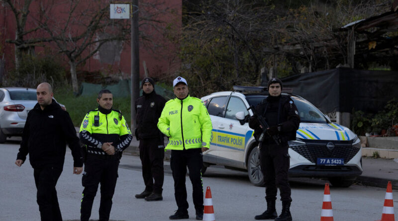 Seven Turkish police wounded in clash with Islamic State militants