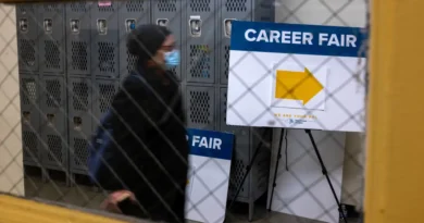 The economy is growing. That doesn't mean companies are hiring more.