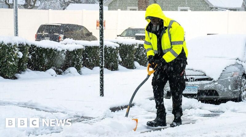 Thousands of US flights disrupted as winter storm looms