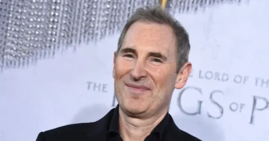 Amazon staff cope with looming layoffs by roasting Jeff Bezos' '2-pizza rule'