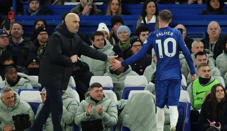 Enzo Maresca and Cole Palmer react.