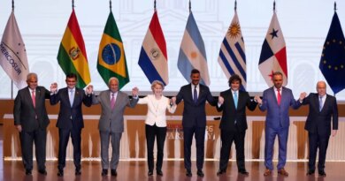 Panama's President Jose Raul Mulino, from left, Bolivian President Rodrigo Paz, European Council President Antonio Costa, European Commission President Ursula von der Leyen, Paraguay's President Santiago Pena, Argentina's President Javier Milei, Uruguay's President Yamandu Orsi and Brazilian Minister of Foreign Affairs Mauro Vieira, pose for a group photo during a meeting to sign a free trade deal between the European Union and Mercosur in Asuncion, Paraguay, Saturday, Jan. 17, 2026. (AP Photo/Jorge Saenz)
