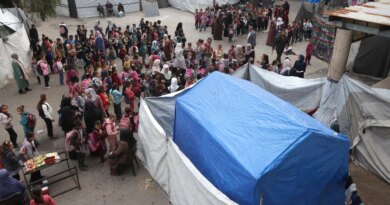 Gaza children risk snipers to attend tent schools