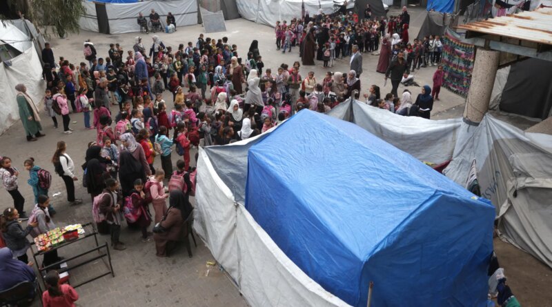 Gaza children risk snipers to attend tent schools