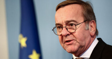 German defence minister urges Trump to apologise for Afghanistan remarks