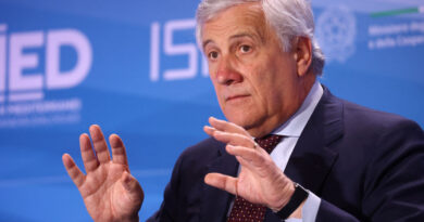 Italy urges its citizens to leave Iran because of security concerns