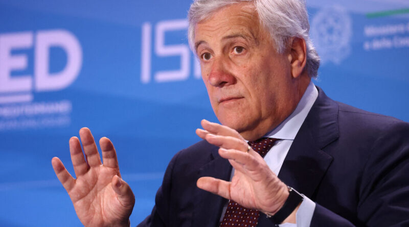 Italy urges its citizens to leave Iran because of security concerns