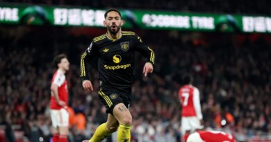 Manchester United dent Arsenal’s title bid with dramatic 3-2 win