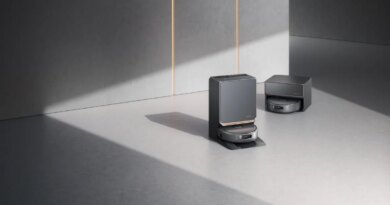 A picture of a Narwal Flow 2 robo vacuum cleaner